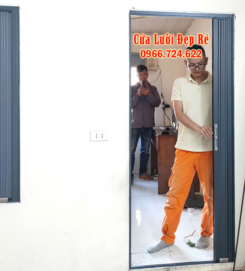 Cửa xếp lá nhôm xám đặc cửa đi